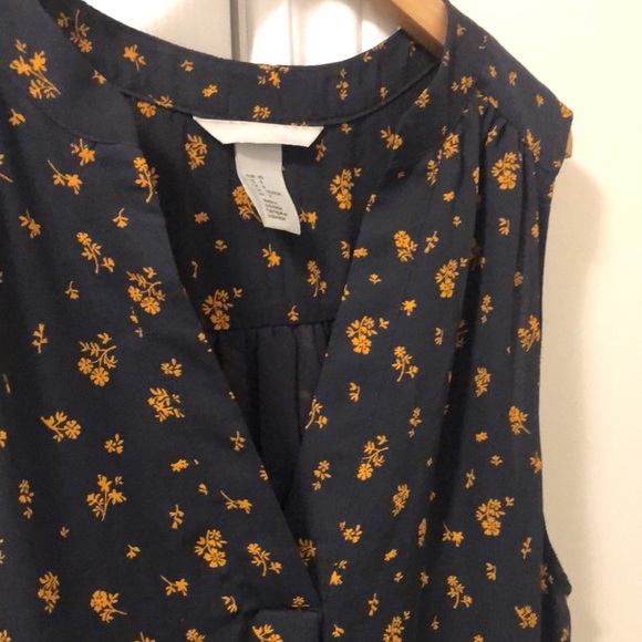 H&M business-casual no sleeve dress. - Picture 4 of 5